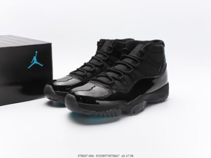 A pair of black high-top sneakers with a glossy upper and black soles, next to a black shoebox. 标题 (Title)