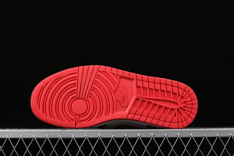 JORDAN 1 TRACK RED 4 800x533 JORDAN 1 TRACK RED 4 800x533