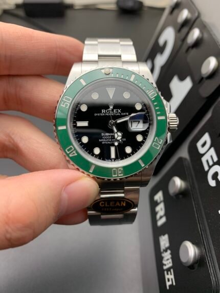 This sporty silver wristwatch features a black dial with red accents, creating a dynamic and modern look. The silver bracelet adds to its sleek design, making it a great choice for active wear.