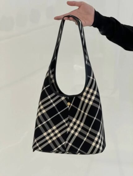 Classic black and white check handbag, simple and fashionable design