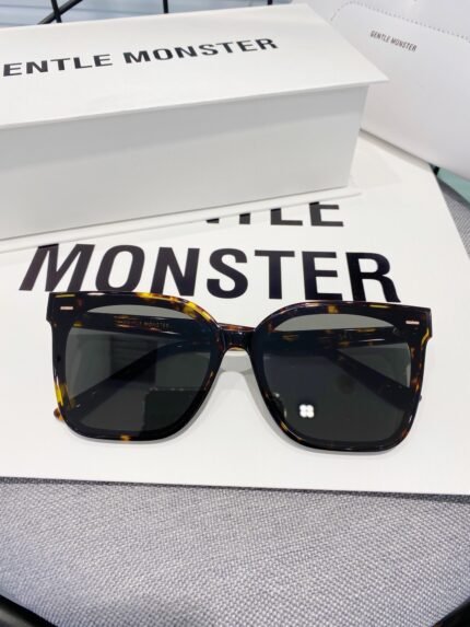 Fashion sunglasses with black square design and white box
