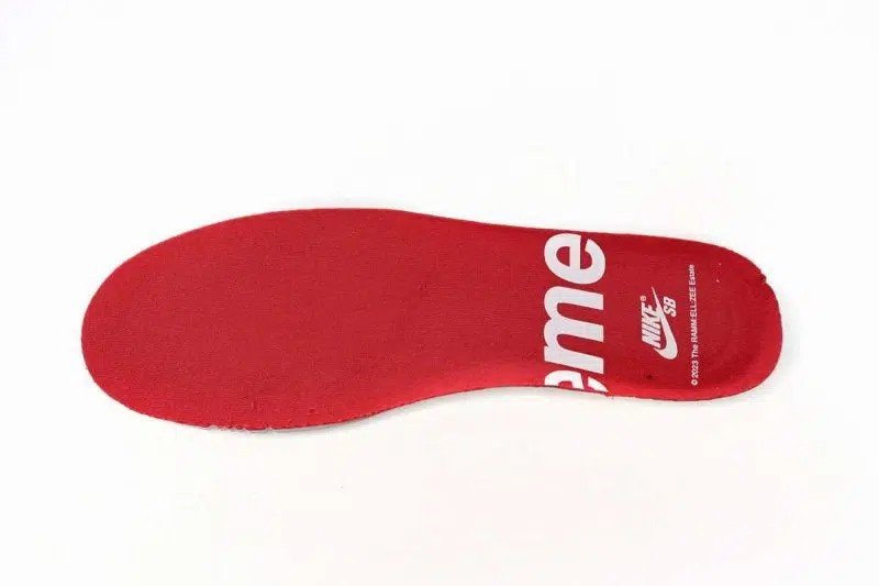 sb dunks supreme 4 800x533