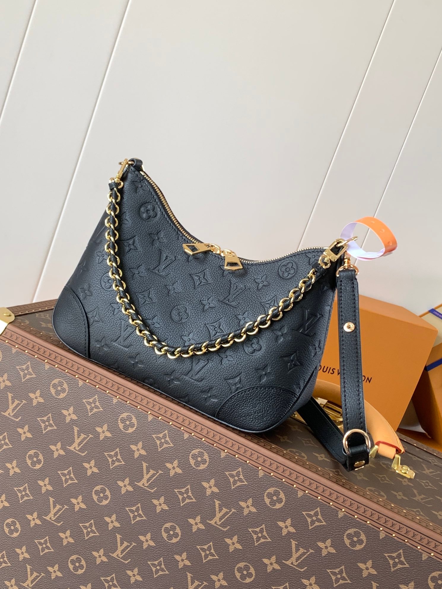Dark Blue Classic Pattern Handbag - High-End Fashion Accessory Dark blue classic pattern handbag with gold chain, black strap, and brand box