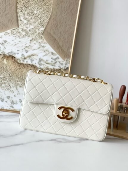 White quilted handbag with gold chain and clasp