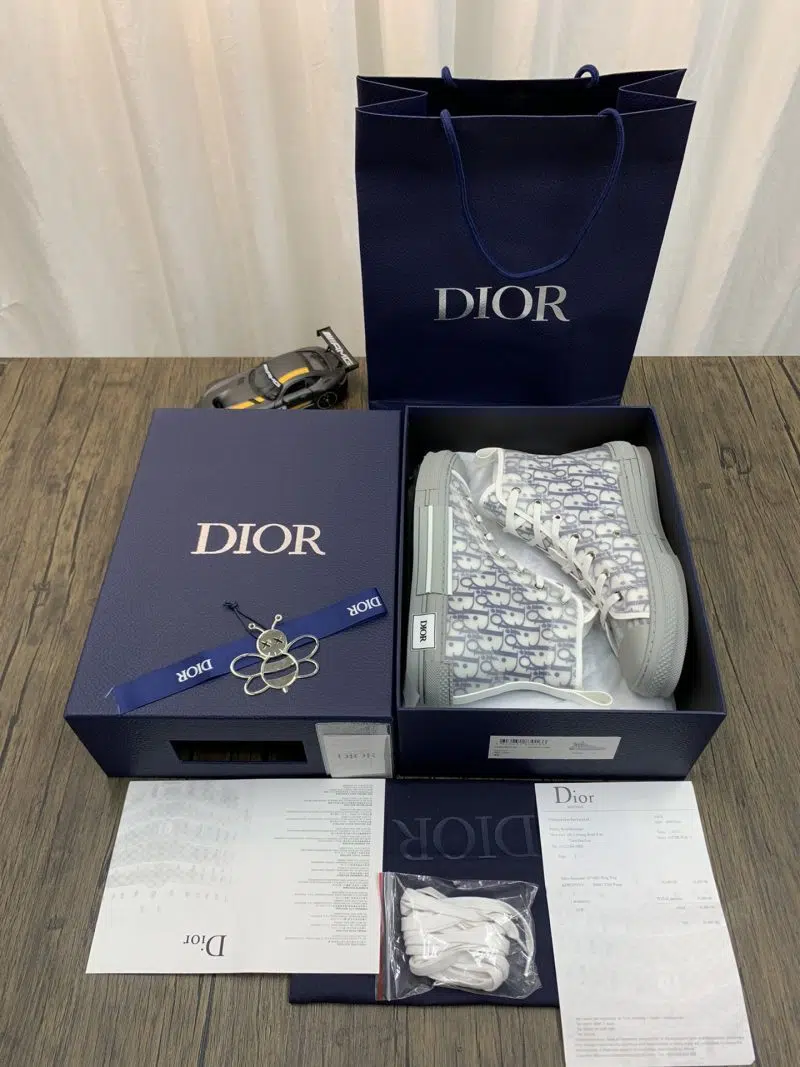 DIOR B23 High Grey Oblique 3 800x1067 DIOR B23 High Grey Oblique 3 800x1067