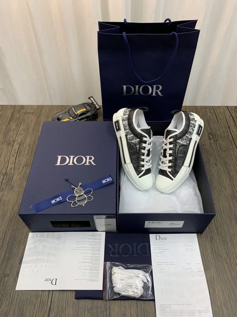 DIOR B23 Low Oblique Black White 1 800x1067