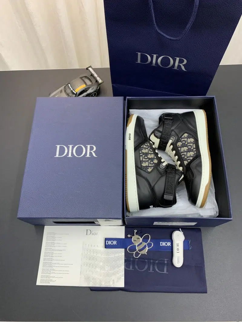 DIOR B27 High Top Sneaker Black Logo 7 800x1067